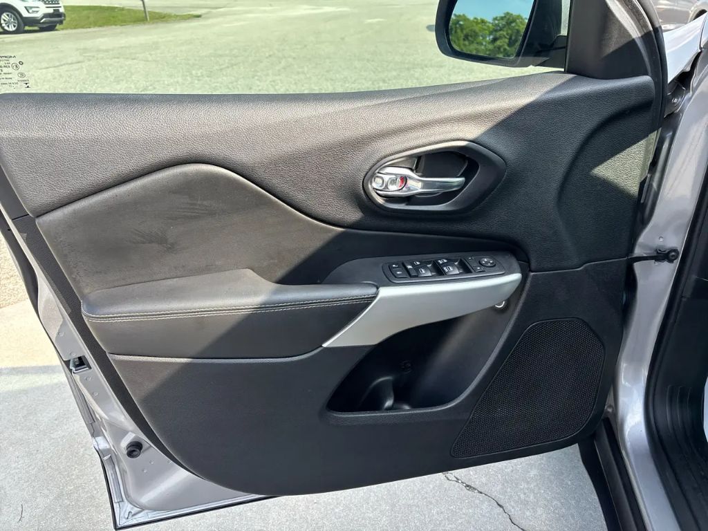 2018 Jeep Cherokee Latitude Plus - Photo 19
