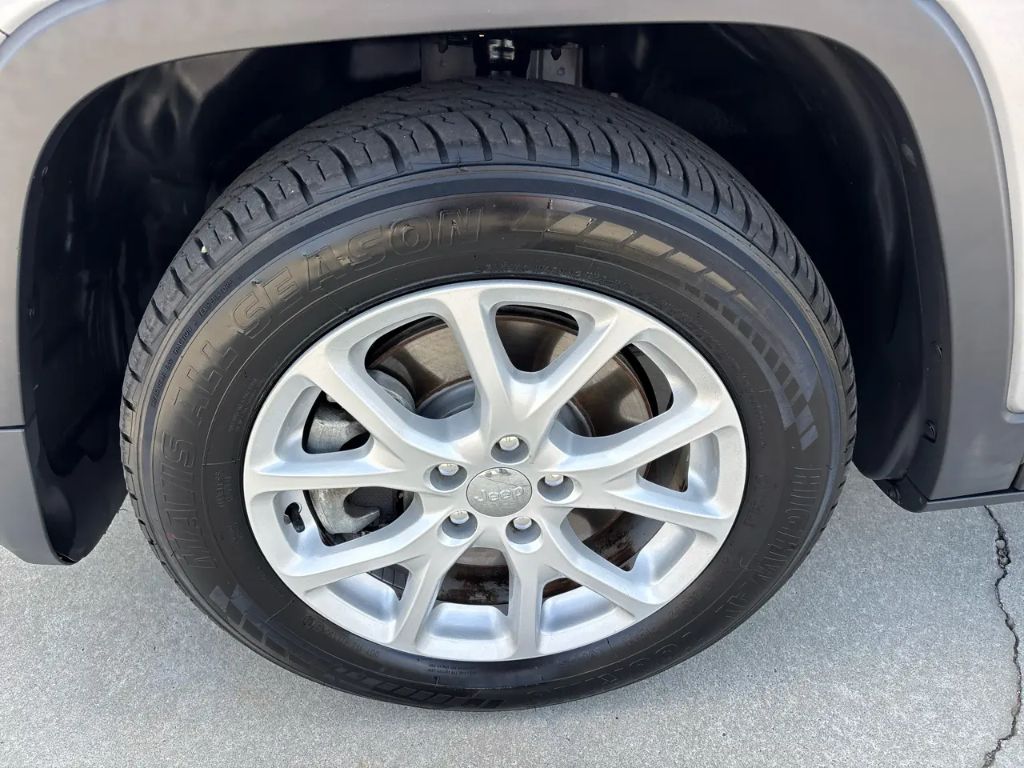 2018 Jeep Cherokee Latitude Plus - Photo 11